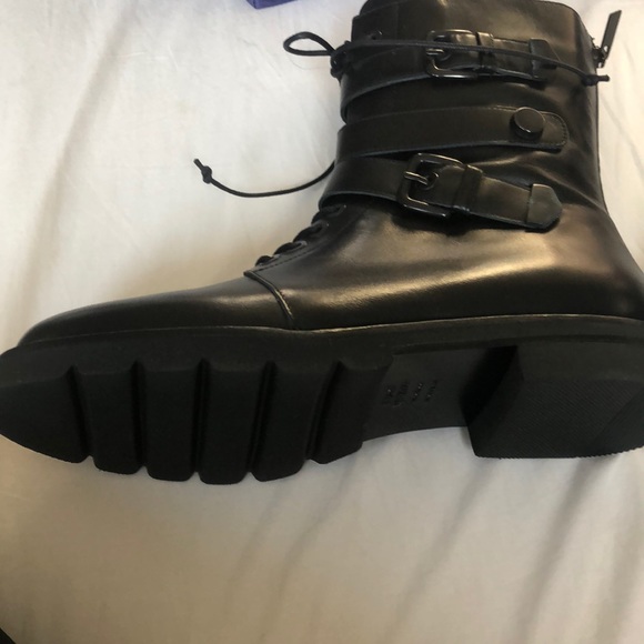 Stuart Weitzman Urbanite Boot - Picture 2 of 7